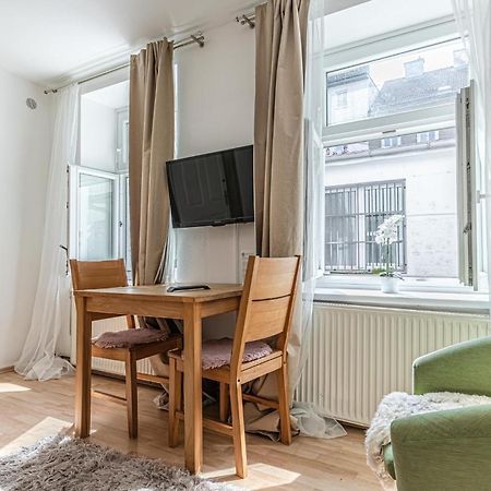City Vibes: 1Br Apt, 10 Min To Westbahnhof Wenen Buitenkant foto
