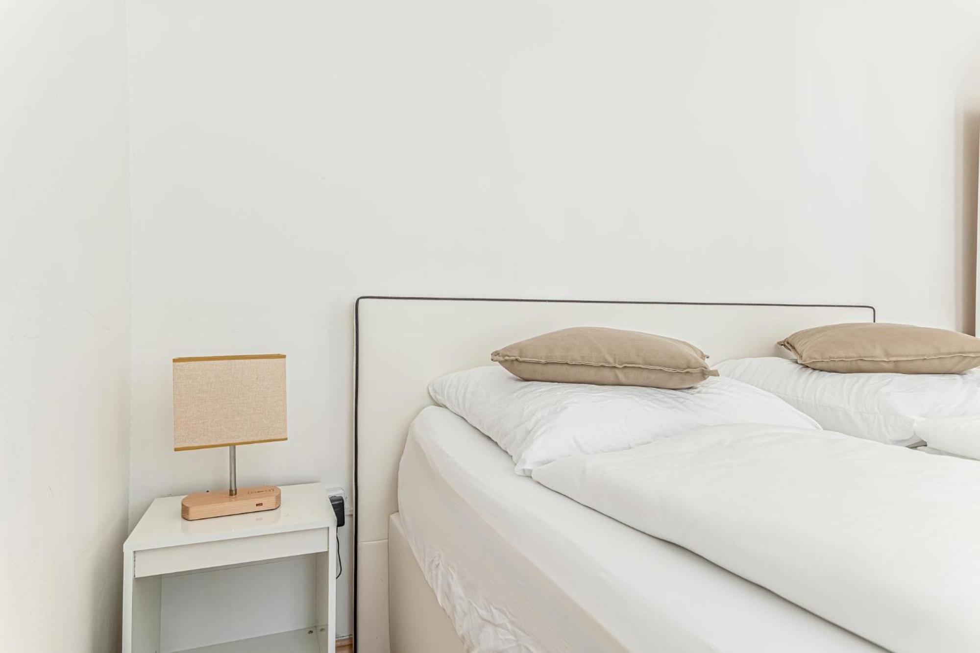 City Vibes: 1Br Apt, 10 Min To Westbahnhof Wenen Buitenkant foto