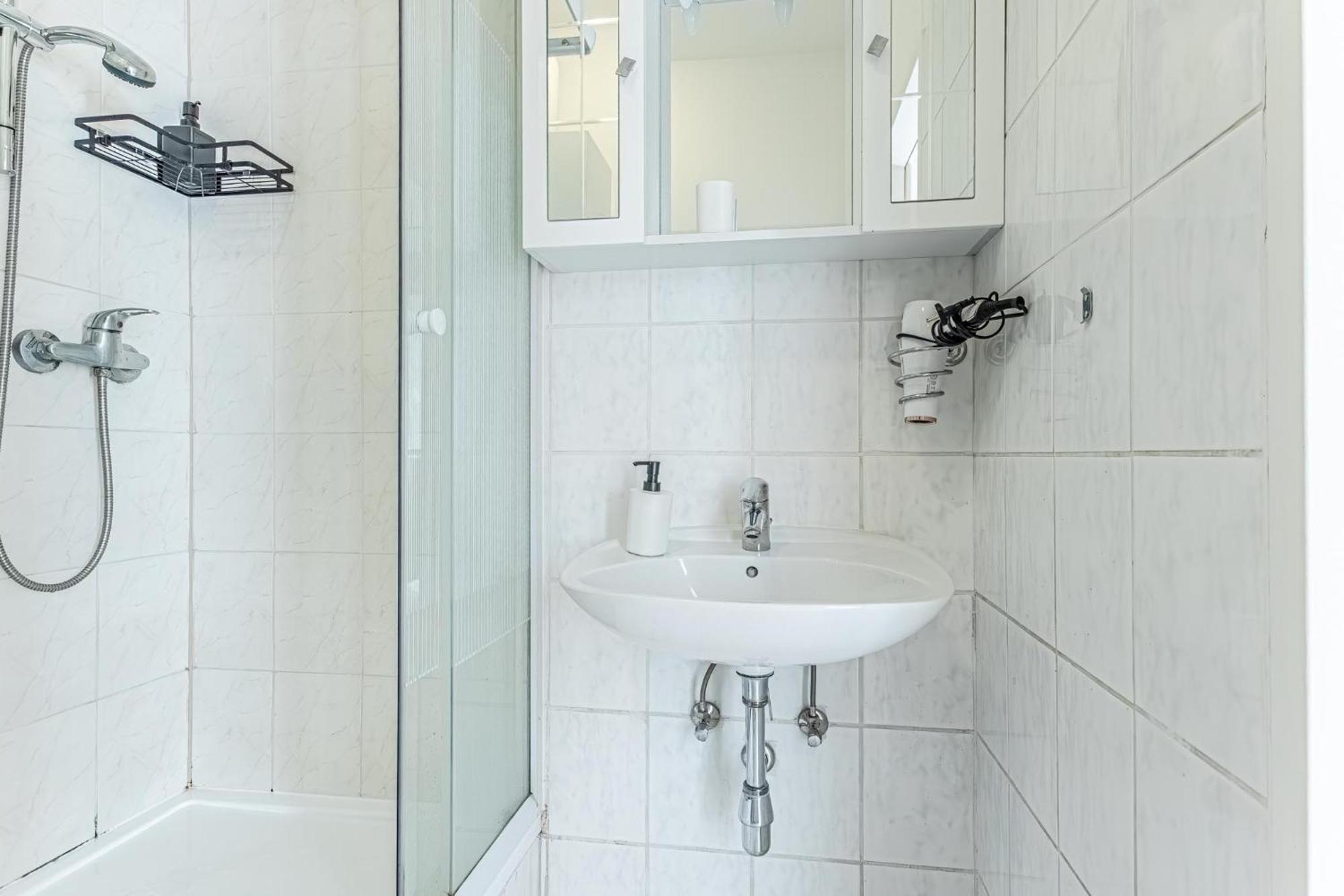 City Vibes: 1Br Apt, 10 Min To Westbahnhof Wenen Buitenkant foto