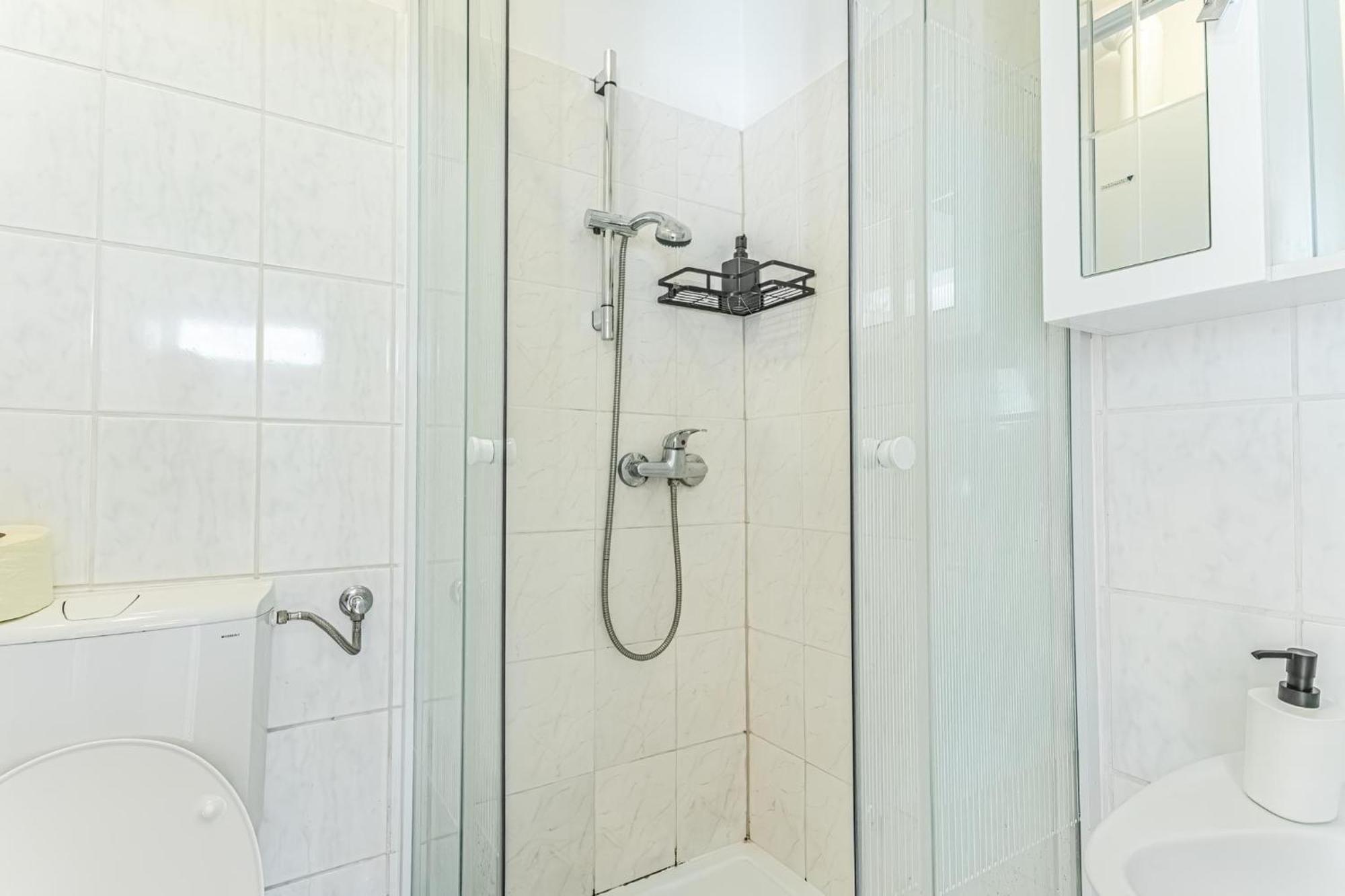 City Vibes: 1Br Apt, 10 Min To Westbahnhof Wenen Buitenkant foto