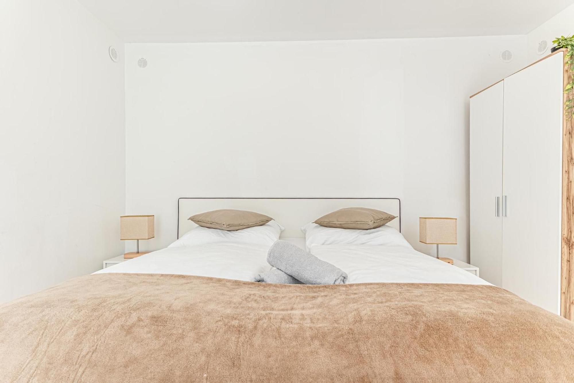 City Vibes: 1Br Apt, 10 Min To Westbahnhof Wenen Buitenkant foto