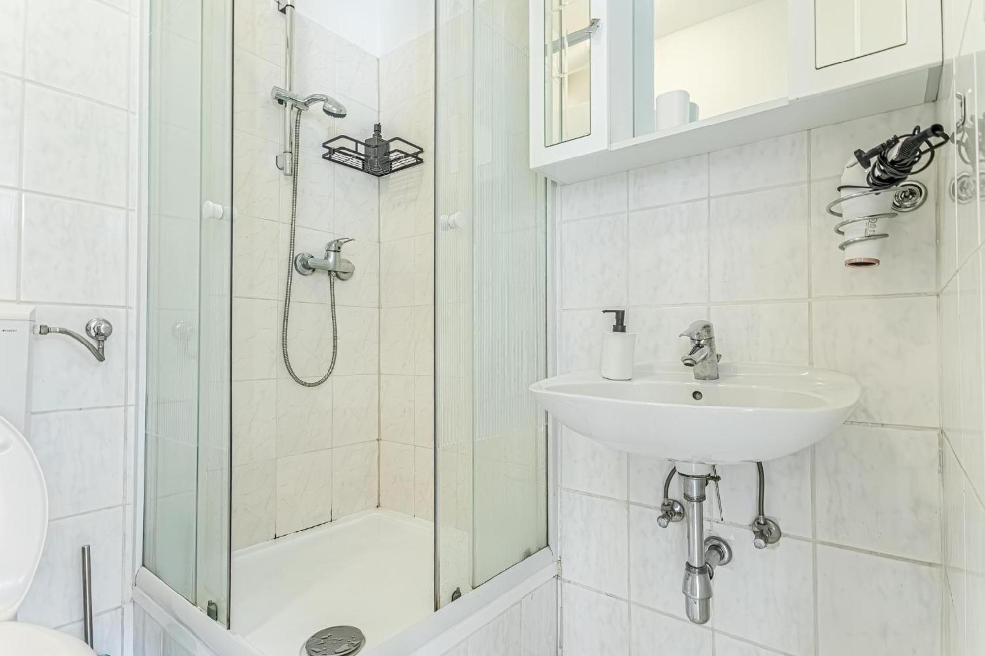 City Vibes: 1Br Apt, 10 Min To Westbahnhof Wenen Buitenkant foto