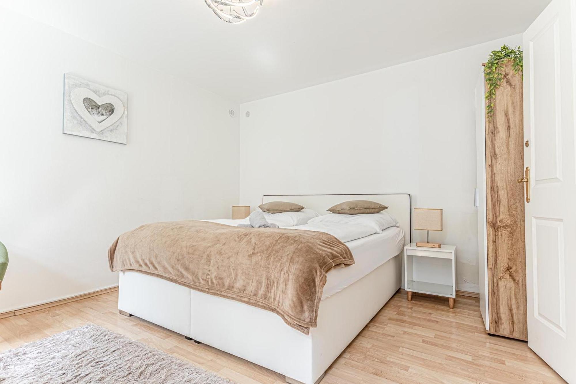 City Vibes: 1Br Apt, 10 Min To Westbahnhof Wenen Buitenkant foto