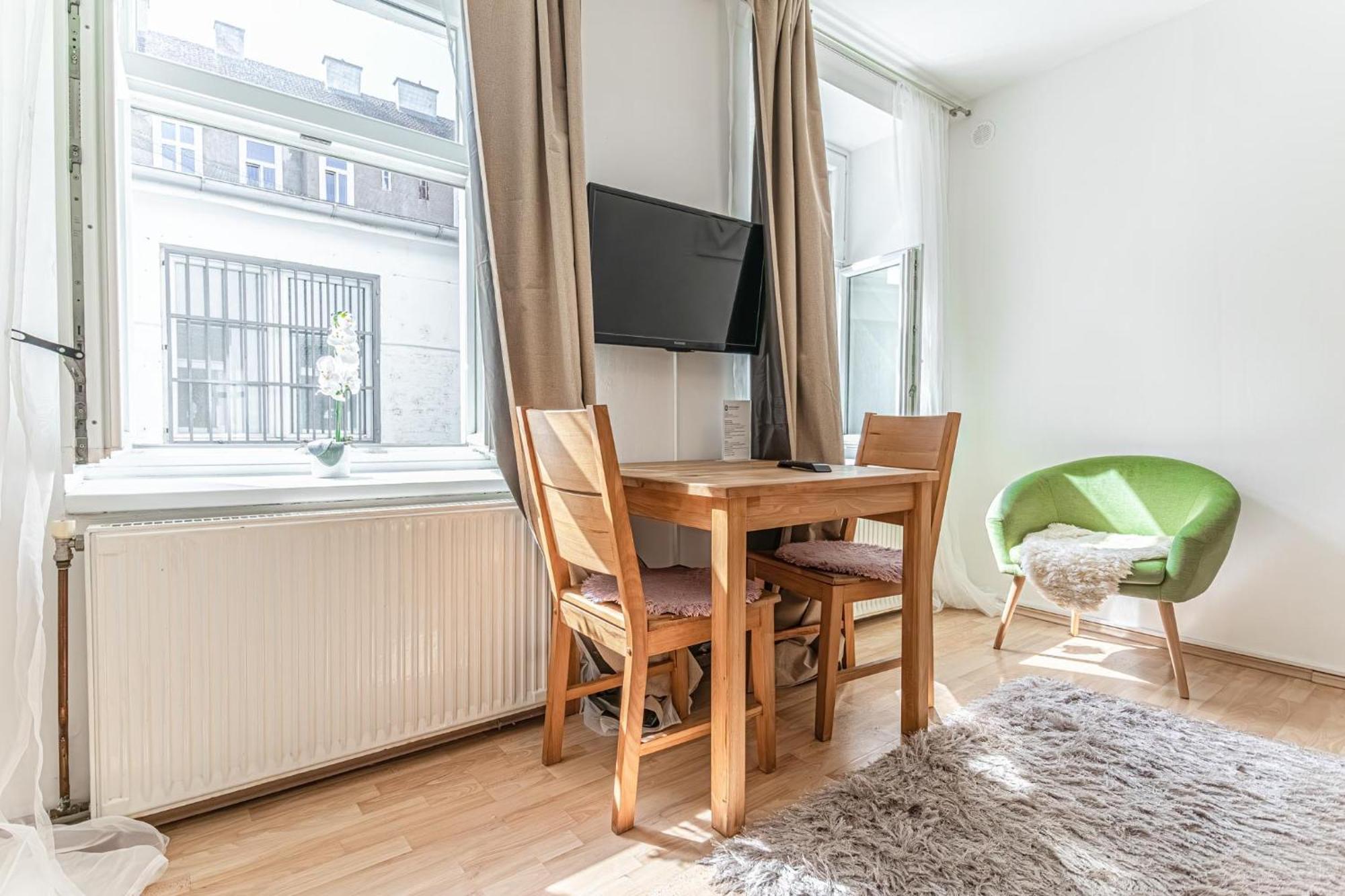 City Vibes: 1Br Apt, 10 Min To Westbahnhof Wenen Buitenkant foto