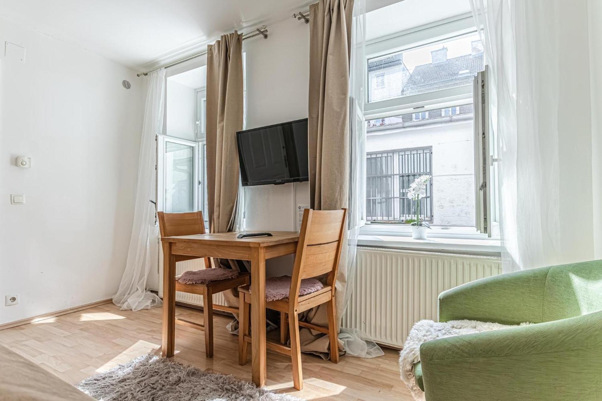 City Vibes: 1Br Apt, 10 Min To Westbahnhof Wenen Buitenkant foto